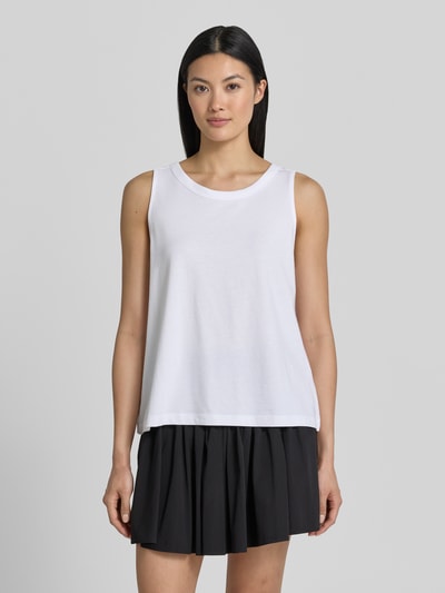 Frauenmodel trägt Regular Fit Trägertop aus Baumwoll-Mix von s.Oliver RED LABEL in Weiß, kombiniert mit schwarzem Rock, Ganzkörperansicht von vorne.