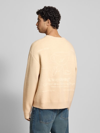 Männermodel trägt Strickpullover mit gerippten Abschlüssen von ANOTHER COTTON LAB, Material-Mix, lockerer Schnitt, Rückansicht, Ganzkörperansicht.