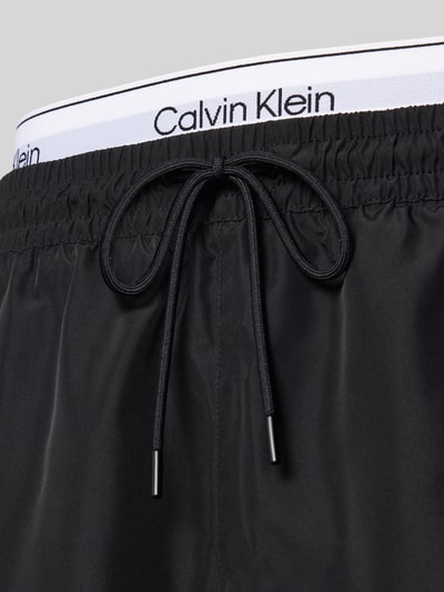 Produktfoto, Regular Fit Shorts mit integriertem Slip von Calvin Klein Underwear in Schwarz mit Logo-Stitching, elastischer Bund mit Tunnelzug
