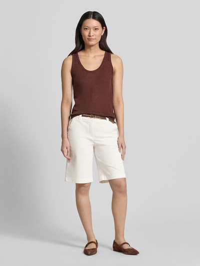 Frauenmodel trägt Bermudas mit Gürtel von Comma aus Baumwoll-Mix mit Stretch-Anteil, Regular-Fit, Eingrifftaschen, cremefarben, Ganzkörperansicht von vorne.