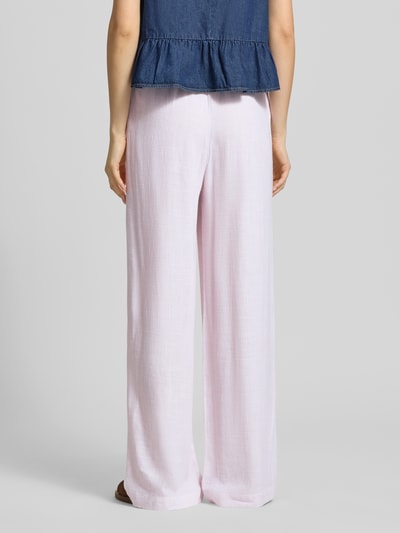 Frauenmodel trägt Loose Fit Weite Hose aus Viskose-Leinen-Mix Modell 'SIESTA' von Only in Two Tone-Optik, Flammgarn, Ganzkörperansicht Rückansicht.