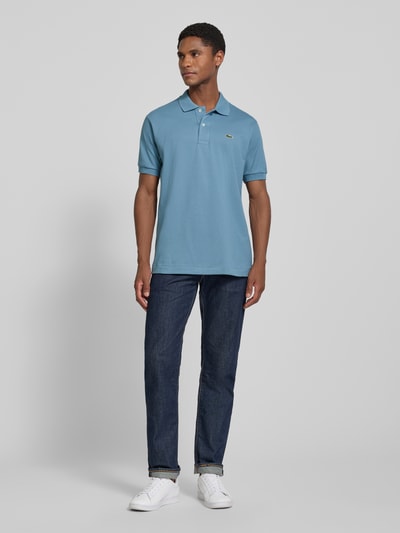 Męski model nosi Regular Fit koszulkę polo z czystej bawełny model 'CORE' od Lacoste, niebieska, gładka faktura, Ganzkörperansicht von vorne.