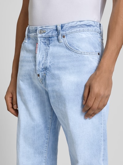 Männermodel trägt Straight Fit Jeans mit Logo-Patch von Dsquared2 in hellem Blau, 5-Pocket-Design, Nahaufnahme Oberkörper.