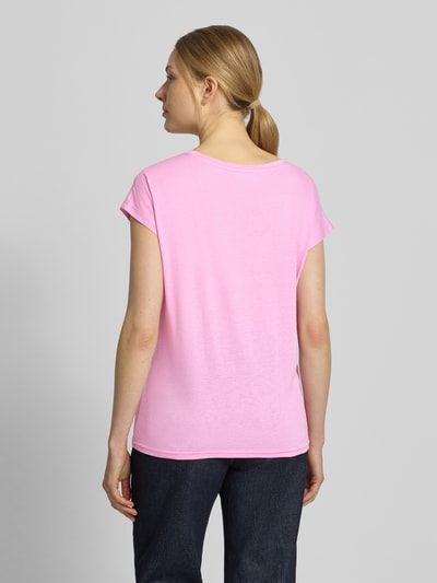 Frauenmodel trägt T-Shirt mit Motiv-Print von Christian Berg Woman in Rosa, Baumwoll-Viskose-Mix, Regular Fit, Rückansicht Ganzkörperansicht.
