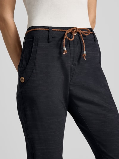 Frauenmodel trägt Stoffhose mit Bindegürtel und Eingrifftaschen von G.I.G.A. DX, Baumwoll-Mix mit Stretch-Anteil, Nahaufnahme Oberkörper.