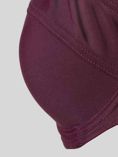 Frauenmodel trägt Bikini-Oberteil mit Bügel und breiten Trägern Modell 'Lolo' von LASCANA, Material-Mix mit Stretch-Anteil, Detailaufnahme