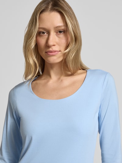 Frauenmodel trägt T-Shirt mit 3/4-Arm Modell 'Pylle' von Soyaconcept in Hellblau, Baumwoll-Mix, Rundhalsausschnitt, Nahaufnahme Oberkörper.
