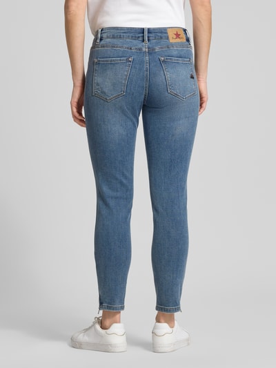 Frauenmodel trägt Skinny Fit Jeans mit Viskose-Anteil Modell 'Italy' von Buena Vista, hellblauer Baumwoll-Mix, 5-Pocket-Design, Ganzkörperansicht Rückansicht.