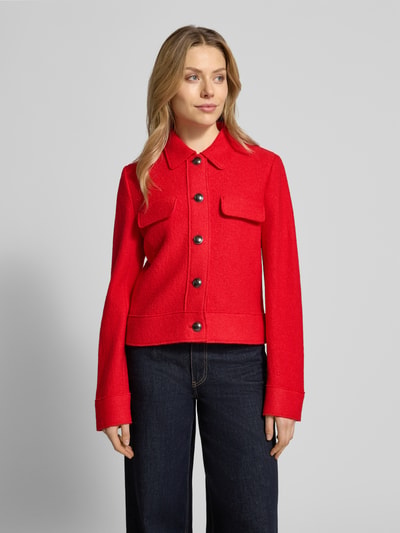 Vrouwenmodel draagt Regular Fit Jacke aus Viskose-Mix mit Woll-Anteil van Betty Barclay, felrood, Umlegekragen, borstzakken, knopenlijst, rechte vorm, gladde textuur, Ganzkörperansicht van voren.