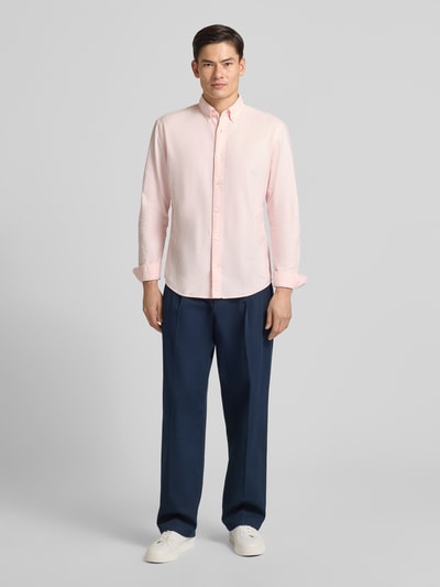 Männermodel trägt Freizeithemd mit Knopfleiste von MCNEAL, Reine Baumwolle, Regular-Fit, Button-Down-Kragen, Ganzkörperansicht von vorne.