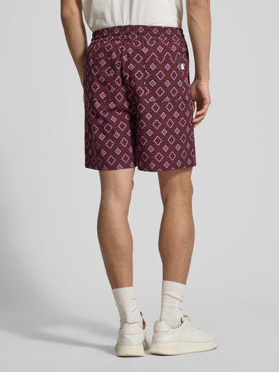 Männermodel trägt Shorts mit elastischem Bund Modell 'Harry' von Les Deux aus Bio-Baumwolle mit Eingrifftaschen und Label-Detail, Ganzkörperansicht Rückansicht.