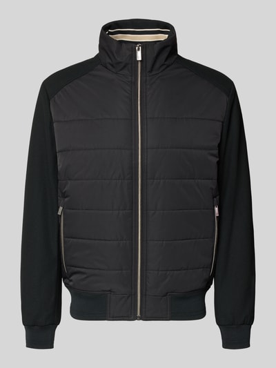 Produktfoto, Jacke mit Stehkragen van Christian Berg Men, Regular fit, zwart, opstaande kraag, ritssluiting, ritszakken, ribboorden. Ruglengte maat M 26 cm, schouderbreedte 19 cm, borstwijdte 19 cm, mouwlengte 26 cm.