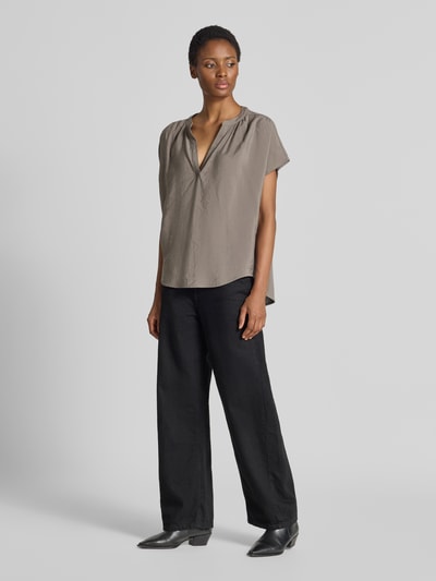 Frauenmodel trägt Regular Fit T-Shirt aus Modal-Mix Modell 'T076' von Jake*s Collection in Taupe, glatte Textur, Ganzkörperansicht von vorne.