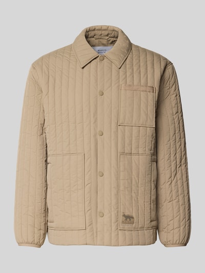 Produktfoto, sandfarbene Steppjacke mit Brusttasche von MAISON KITSUNÉ, gerade Passform, elastische Ärmel, Label-Detail, klare Struktur