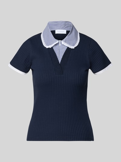 Produktfoto, Strickshirt mit Hemdblusenkragen von Rich & Royal, granatowy, krój slim fit, bawełna z domieszką elastanu, faktura prążkowana, długość tyłu 57 cm, długość rękawa 18 cm