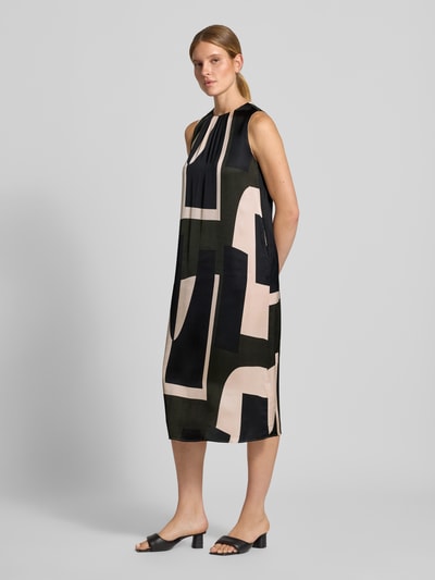 Frauenmodel trägt Midikleid aus reiner Viskose Modell 'Quileena' von someday im lockeren Schnitt, abstraktes Muster, Ganzkörperansicht von vorne.