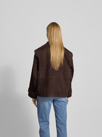 Frauenmodel trägt Oversized Jacke mit Stehkragen von ROTATE aus echtem Ziegenvelours in Dunkelbraun, Rückenlänge 70 cm, Ganzkörperansicht Rückansicht.