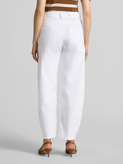 Frauenmodel trägt Barrel Fit Jeans aus Lyocell-Mix Modell 'Mari sharp' von OPUS PANTS in Weiß mit Eingrifftaschen, Ganzkörperansicht Rückansicht. Baumwolll-Anteil, Bundweite 39 cm, Innenbeinlänge 73 cm bei Größe 36/28.