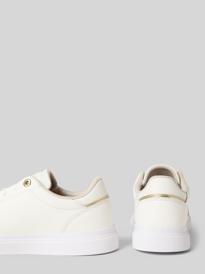 Produktfoto, Low Top Sneaker aus reinem Rindsleder von Tommy Hilfiger, unifarbenes Glattleder mit goldfarbenem Logo-Detail, runde Spitze, flacher Absatz, weiße Sohle, Schnürung