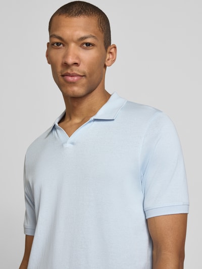 Męski model nosi Slim Fit Poloshirt mit Logo-Detail Modell 'Boll' od CINQUE, bawełna, krój slim fit, jasnoniebieski, krótki rękaw, polówkowy kołnierz, elastyczne końce rękawów, długość pleców w rozmiarze M: 66 cm, zdjęcie z przodu w zbliżeniu na górną część ciała.