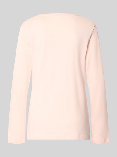 Frauenmodel trägt Comfort Fit Pyjama aus Baumwoll-Viskose-Mix Modell 'Perfect Nights Shirt' von s.Oliver RED LABEL in zartem Rosa, Ganzkörperansicht Rückansicht, Damen Pyjama von s.Oliver RED LABEL.