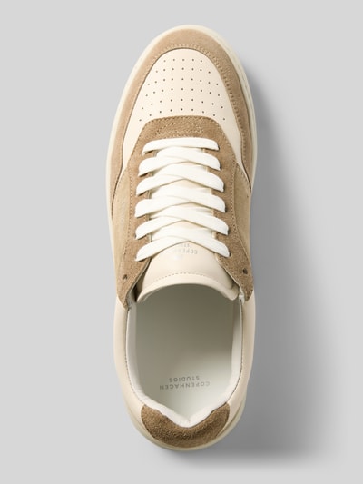 Produktfoto, Sneaker aus echtem Leder mit Logo-Detail von Copenhagen in Beige und Braun, runde Form, perforiertes Leder, glatte und samtige Textur, Damen Sneaker von Copenhagen, abgerundete Passform, Logo-Detail, Schnürverschluss, 5 cm Absatzhöhe, 8 cm Schafthöhe, 9 cm Schaftweite.