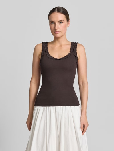 Frauenmodel trägt Trägertop mit Rundhalsausschnitt und Rüschen von Copenhagen Muse in Braun, Baumwoll-Elasthan-Mix, Slim-Fit, Ripp-Optik, Rückenlänge 38 cm, Ganzkörperansicht von vorne.