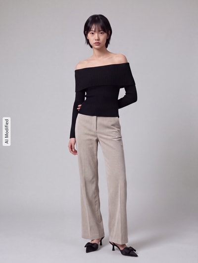 Frauenmodel trägt Regular Fit Cordhose mit angedeuteten Taschen Modell 'AMELIE' von CAMBIO in Beige mit sichtbar feiner Cordstruktur, Ganzkörperansicht von vorne, KI-modifiziertes Bild.