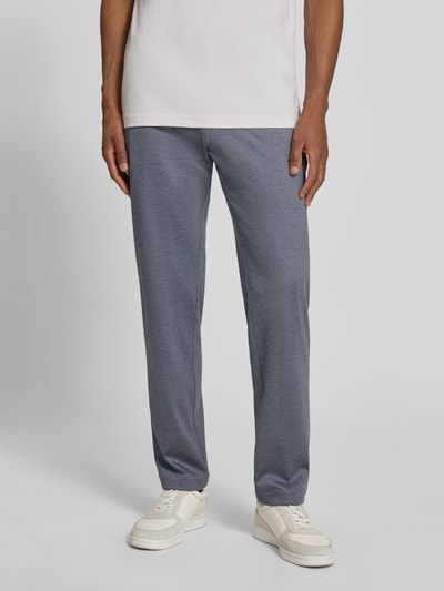 Männermodel trägt Slim Fit Anzughose aus Viskose-Mix Modell 'TIUS2' von Strellson, melierte Optik, Stretch-Webstruktur, Nahaufnahme Oberkörper bis Schuhe.