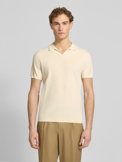 Männermodel trägt Regular Fit Poloshirt aus Lyocell-Mix mit Seiden-Anteil von Profuomo in Beige, Strukturmuster, Ganzkörperansicht von vorne.
