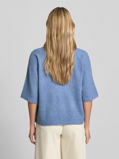 Młody modelka nosi niebieski sweter 'Loose-Fit Pullover mit 3/4-Arm' od Soyaconcept, kremowe spodnie, gładka tekstura, widok całej sylwetki z tyłu.