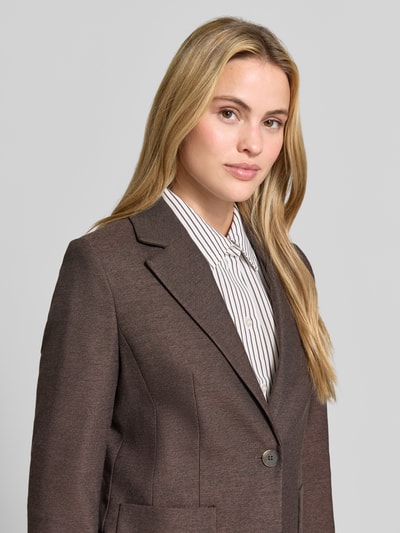 Frauenmodel trägt Regular Fit Blazer mit Reverskragen von MORE & MORE, braune Farbe, feine Struktur, Mix mit Viskose-Anteil, Nahaufnahme Oberkörper.