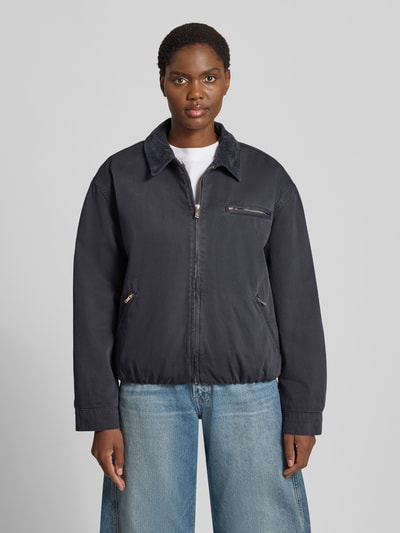 Frauenmodel trägt Oversized Fit Bomberjacke aus reiner Baumwolle Modell 'ICONIC A JA' von ARMEDANGELS in Dunkelblau, Damen Bomberjacke / Blouson, Ganzkörperansicht von vorne.