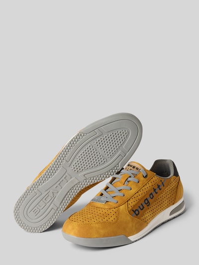 Produktfoto, Sneaker mit Label-Details Modell 'Trevor' von bugatti in Gelb mit grauer Sohle, abgerundete Spitze, Schnürung, Absatzhöhe 3 cm, Schafthöhe 6 cm, Schaftweite 8 cm.