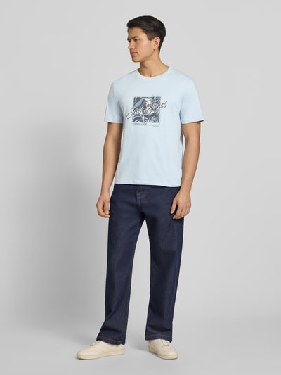 Männermodel trägt Herren T-Shirt mit Rundhalsausschnitt Modell 'HONOLULU' von Jack & Jones, Reine Baumwolle, Regular-Fit, Print, Ganzkörperansicht von vorne.