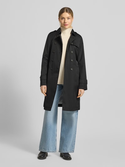 Vrouwenmodel draagt Regular Fit Mantel met Umlegekragen van Fuchs Schmitt in zwart katoenmix, dubbele knoopsluiting, stoffen band, getailleerd, voorkant volledig zichtbaar, ganzkörperansicht van voren.