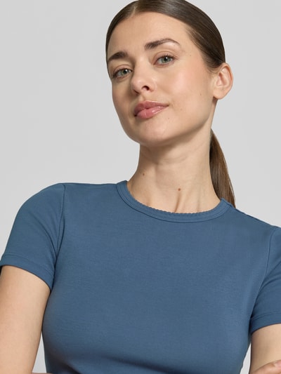 Frauenmodel trägt T-Shirt mit Feinripp und Rundhalsausschnitt von Jake*s Casual in Blau, Baumwoll-Mix mit Stretch-Anteil, Slim-Fit, Nahaufnahme Oberkörper.