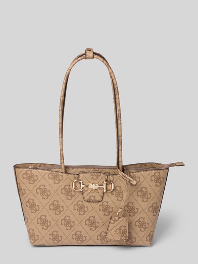 Produktfoto, Handtasche mit Logo-Muster Modell 'JANIE' von Guess, Hauptfach mit Reißverschluss, Tragehenkel, Label-Applikation, Breite 42 cm, Länge 23 cm, Tiefe 11 cm, Schulterriemen 72 cm, Damen Handtasche in Beige mit goldfarbenen Details und strukturierter Oberfläche.