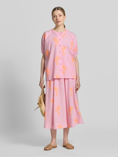 Frauenmodel trägt Midirock mit floralem Allover-Print von Milano Italy aus Baumwoll-Mix, A-Linie, elastischer Bund, Ganzkörperansicht von vorne.