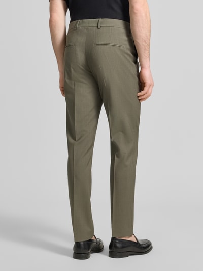 Männermodel trägt Straight Fit Stoffhose aus reiner Wolle Modell 'Tentua' von Tiger Of Sweden in Oliv mit Gesäßtaschen, Ganzkörperansicht Rückansicht. Bundweite 45 cm, Innenbeinlänge 80 cm, Haken- und Reißverschluss.
