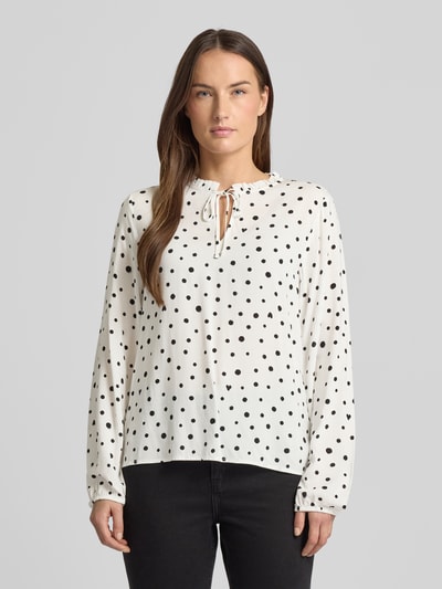 Frauenmodel trägt Regular Fit Langarmbluse aus reiner Viskose von Tom Tailor Denim, Optik: Unifarben, Muster: gepunktet, Ganzkörperansicht von vorne.