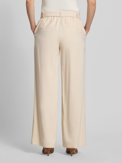 Frauenmodel trägt Loose Fit Weite Hose aus Viskose-Mix von s.Oliver BLACK LABEL, Optik: Unifarben, Regular-Länge, High-Waist, Ganzkörperansicht Rückansicht.