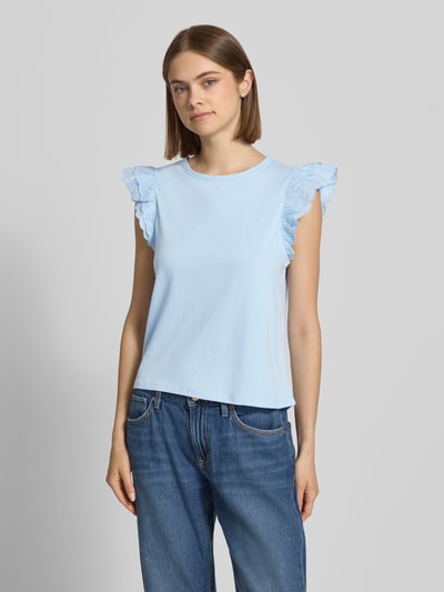 Frauenmodel trägt Damen T-Shirt von Pieces, Modell 'Pandria', Optik: Unifarben, Regular-Fit, Label-Patch, Rundhals, Jersey aus reiner Baumwolle, Ganzkörperansicht von vorne.