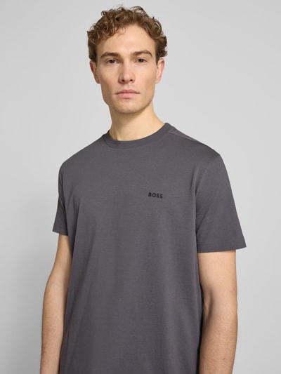 Männermodel trägt Regular Fit T-Shirt aus Baumwoll-Mix von BOSS Green, Optik: Unifarben, Label-Print, Rundhals, Kurzarm, Nahaufnahme Oberkörper.
