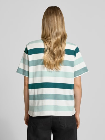 Vrouwenmodel draagt Relaxed Fit T-Shirt uit pure katoen van Tom Tailor, effen look, gemotiveerde print, ronde hals, korte mouw, rugaanzicht.