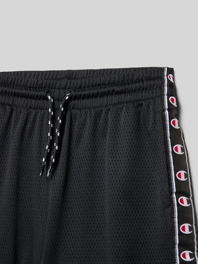 Productfoto, Straight Fit Shorts aus Mesh met logo-detail van CHAMPION, zwart, elastische tailleband met trekkoord, bandwijdte maat 140: 36 cm, binnenbeenlengte maat 140: 20 cm, sportieve structuur