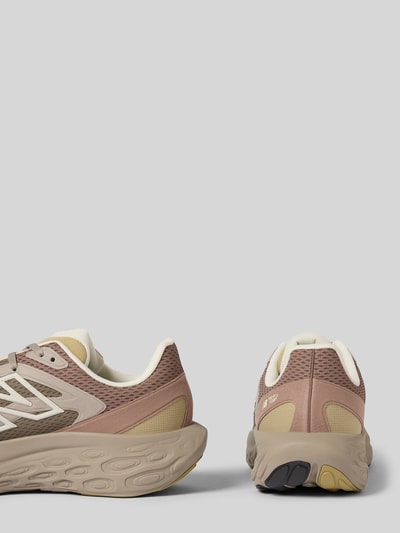 Produktfoto, Sneaker mit Label-Detail Modell 'UTRNAC' von New Balance in Beige und Braun, abgerundete Form, strukturierte Sohle, Schnürung, Herren, Absatzhöhe 5 cm, Schafthöhe 7 cm, Schaftweite 8 cm bei Größe 45, verschiedene Texturen