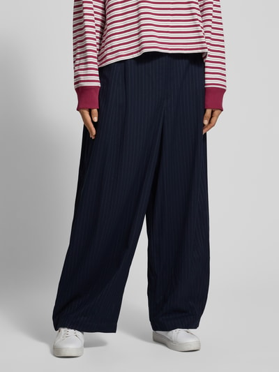 Vrouwenmodel draagt Barrel Fit broek Model 'Bambus' van LOLLYS LAUNDRY, materiaalmix met viscose, all-over look, knoopsluiting, binnenbeenlengte bij maat S 69 cm, bandwijdte maat S 35 cm, detailopname onderlichaam.