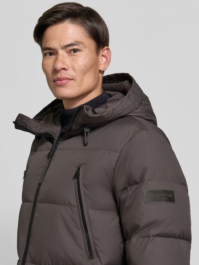 Männermodel trägt Regular Fit Daunenjacke mit Kapuze von Marc O'Polo, unifarben, Label Patch, wasserabweisend, Nahaufnahme Oberkörper.