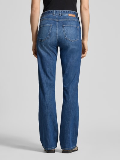 Frauenmodel trägt Wide Fit Jeans im 5-Pocket-Design Modell 'Lara City' von Angels aus Baumwoll-Mix mit Stretch-Anteil, blaue Denim-Optik, Knopf- und Reißverschluss, Gürtel, Ganzkörperansicht Rückansicht.